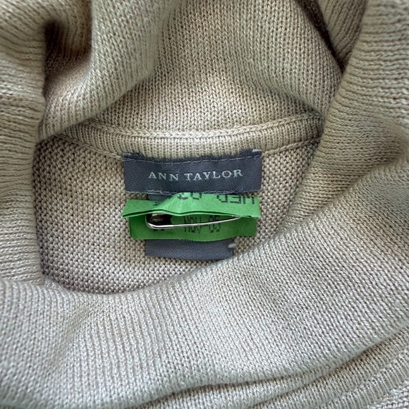 ANN TAYLOR | Beige Silk Blend Turtleneck Sweater Sz M - Picture 6 of 8